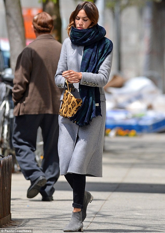 Длинный шарф — мастхэв для тех, кто хочет выглядеть стройнее