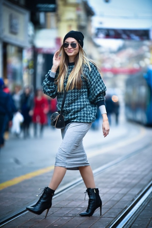 Оверсайз-свитер с юбкой — модное сочетание