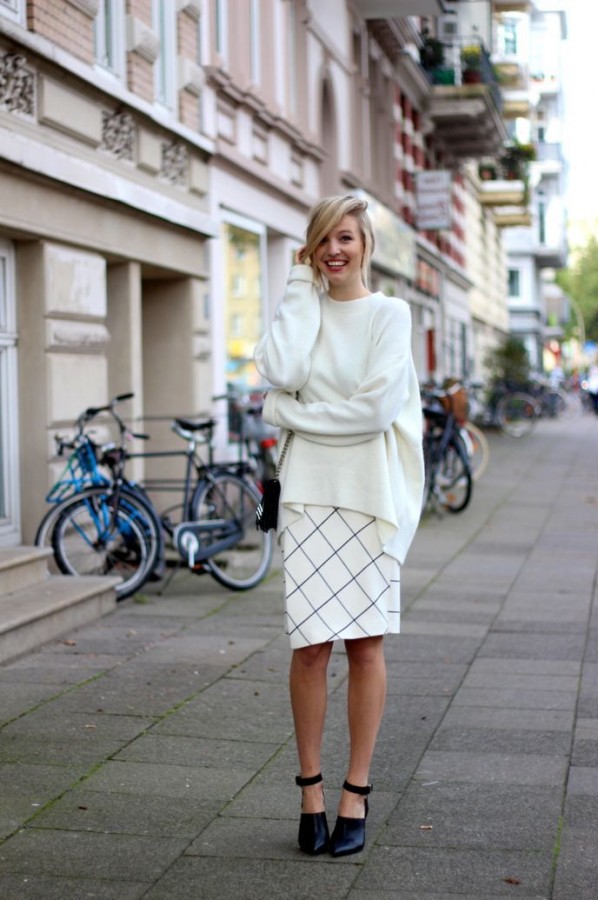 Оверсайз-свитер с юбкой — модное сочетание