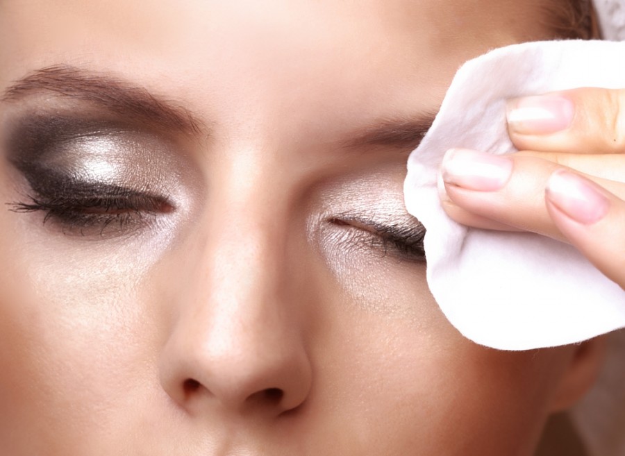 ​7 ошибок, которые совершают женщины при снятии макияжа