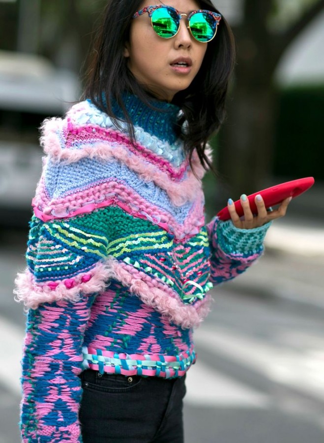 Необычный тренд: смешной свитер как модная деталь