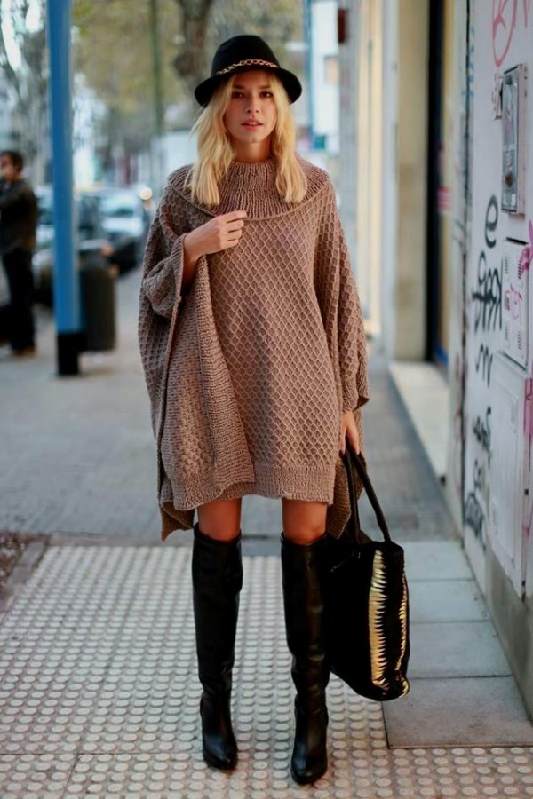 Стильное сочетание: платье-свитер и сапоги