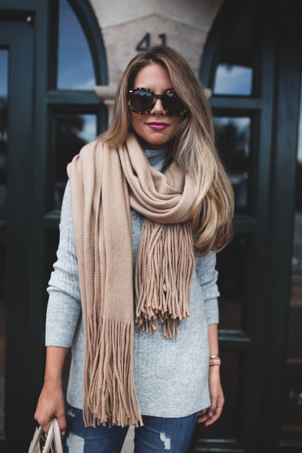 Тренд: шарф с бахромой или кисточками