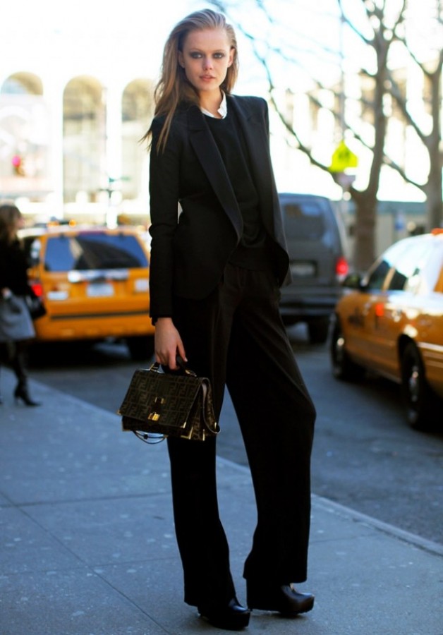 Черные брюки-клеш: 11 стильных образов