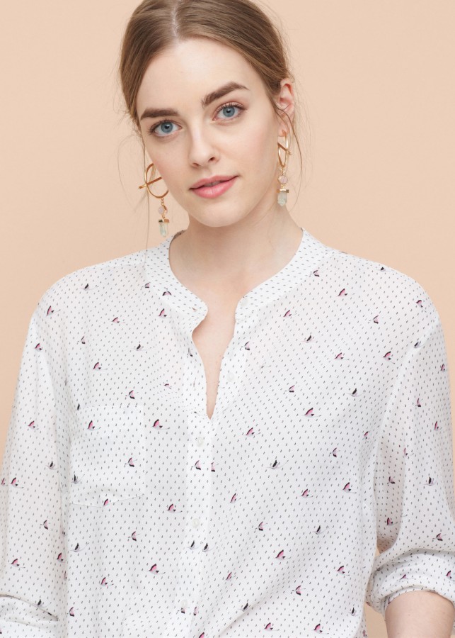 ​Идея для шоппинга: белая блуза с принтом