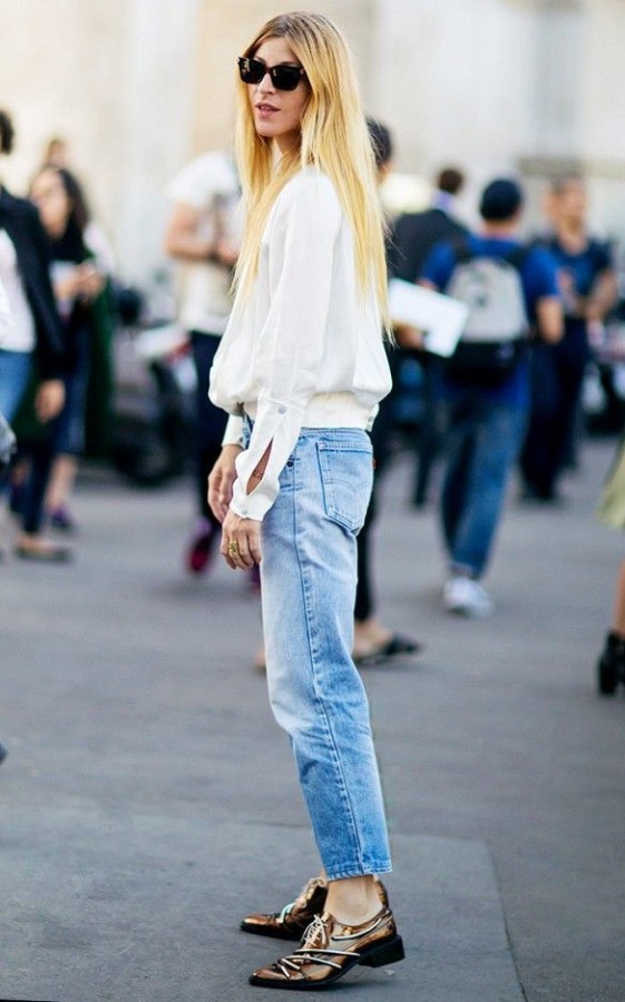 ​10 эффектных образов с классическими прямыми джинсами
