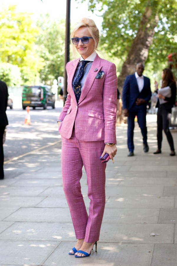 ​15 женственных розовых костюмов, которые захочет каждая