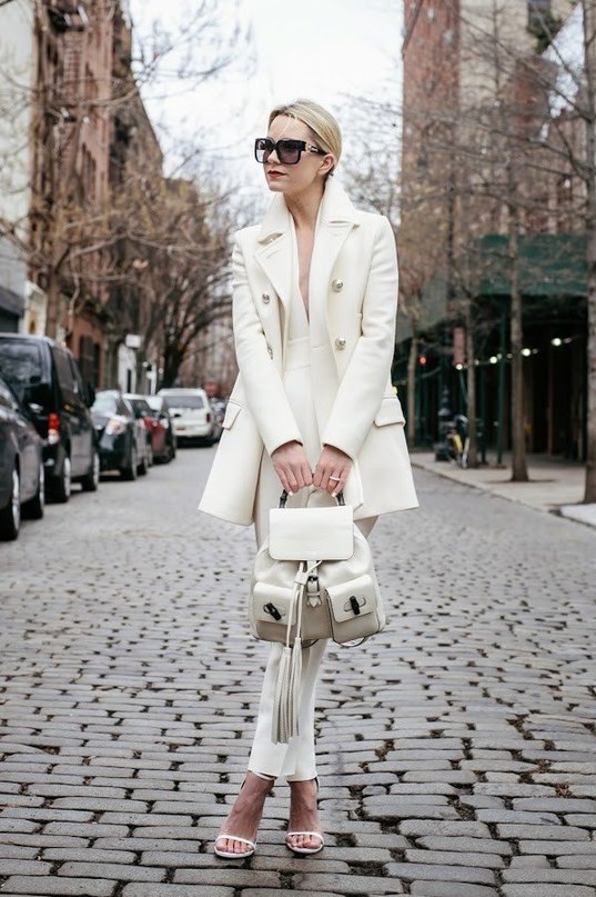 Белое пальто- стильное решение для весны.