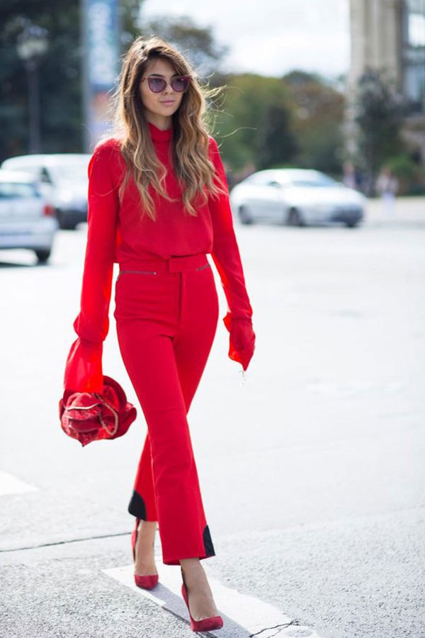 Красные костюмы- яркий весенний лук.