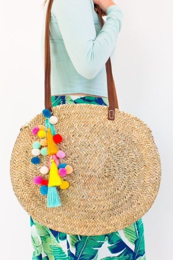Плетеная сумка — идеальный летний аксессуар.