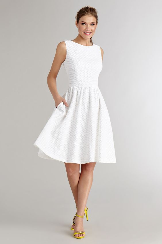 Белое платье - ничего лишнего.