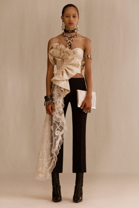 Модели коллекции Alexander McQueen Resort