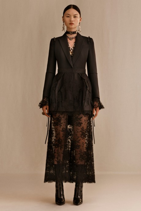 Модели коллекции Alexander McQueen Resort