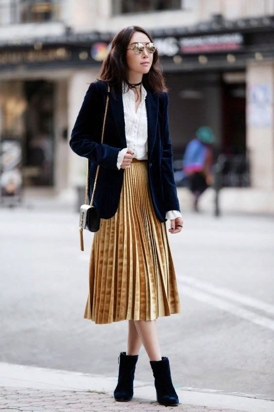 Как носить золотую юбку-плиссе