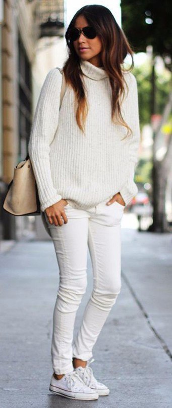Белые свитера размера oversize (свободного кроя) и сочетания с ними
