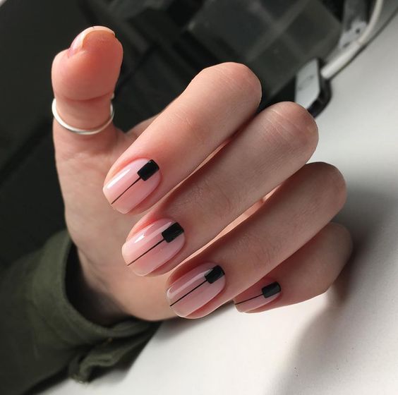 Минималистичный nail-дизайн в чёрно-бежевых тонах!