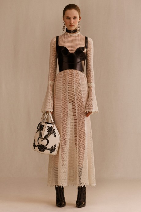 Модели коллекции Alexander McQueen Resort