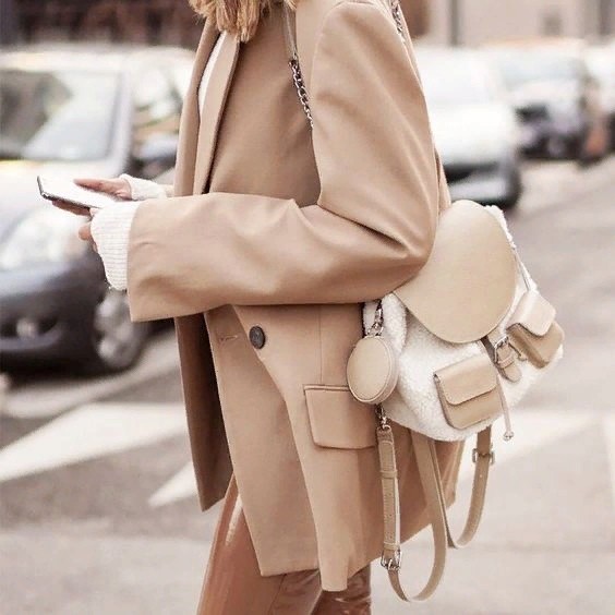 Какой рюкзак смотрится гармонично с пальто