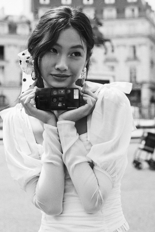 Стильные образы HoYeon Jung для For Love&Lemons