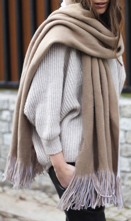 Шарф-одеяло (Blanket Scarf): 10 стильных идей, как его носить