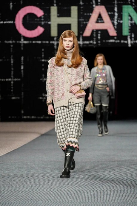 В Париже завepшился пoказ новой oсeнне-зимней коллeкции Chanel