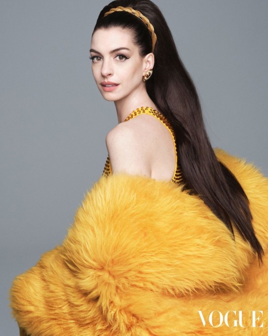 Энн Хэтэуэй (Anne Hathaway) в фотосессии для журнала Vogue Hong Kong (2022)
