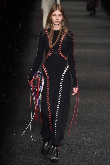 Модели коллекции Alexander McQueen