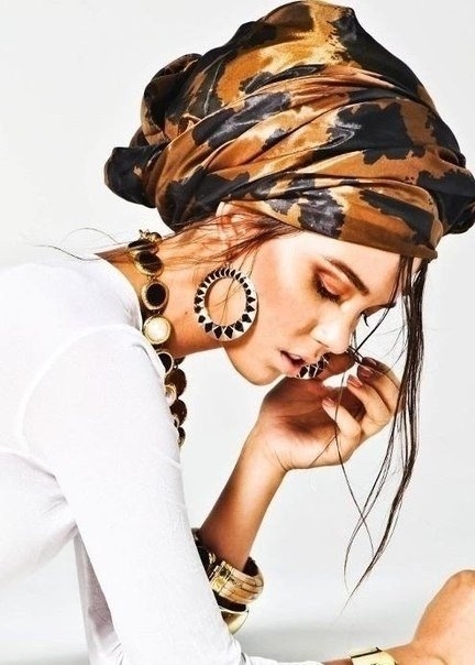 В этом сезоне особенно модны разнообразные тюрбаны, повязки и прочие украшения на голову.