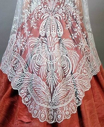 Вечернее платье из оранжево-красного муара и кружевная шаль, 1850-60-е годы.