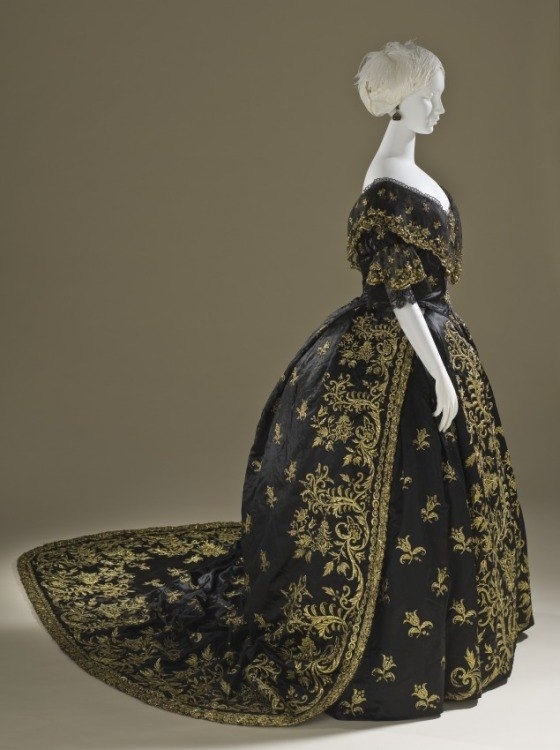 Придворное платье из чёрного шёлка, украшенное вышивкой металлическими нитями.
