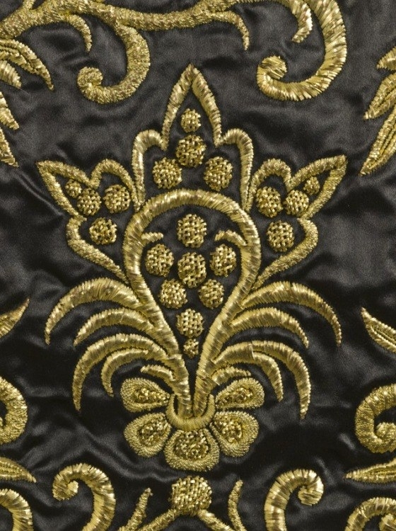 Придворное платье из чёрного шёлка, украшенное вышивкой металлическими нитями.