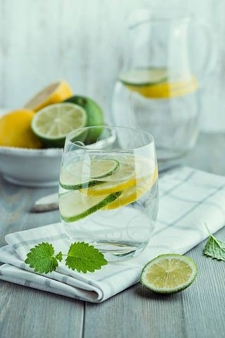 5 причин начать день со стакана воды c долькой лимона