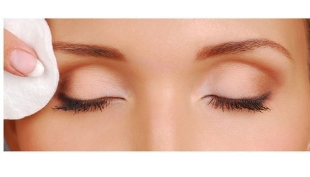 Как правильно снимать макияж с глаз