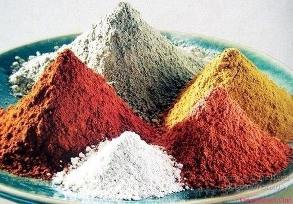 Косметическая глина может быть белой, голубой, зеленой, красной, желтой, розовой и черной.