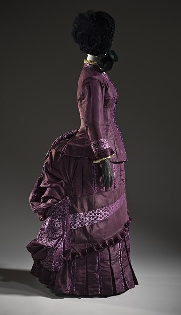 Платья с турнюрами. 1880-е годы.