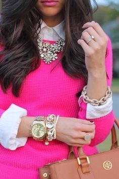 Образы с ярко-розовым свитером.