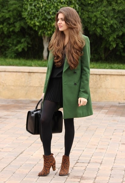 Образы с пальто насыщенного зеленого оттенка. Примеры сочетаний.