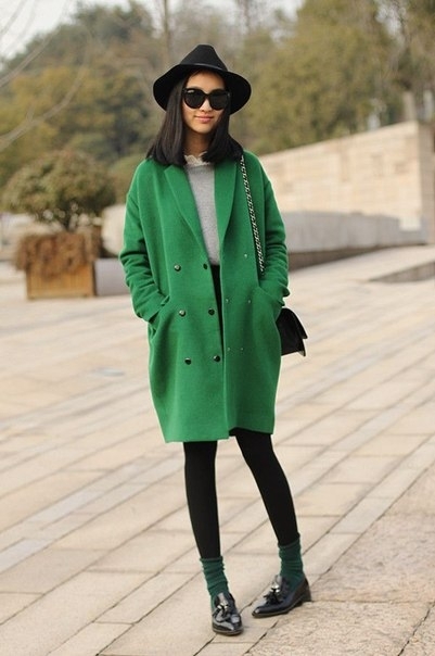Образы с пальто насыщенного зеленого оттенка. Примеры сочетаний.