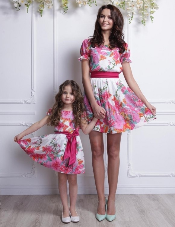 Красивые комплекты платьев для мамы и дочки.