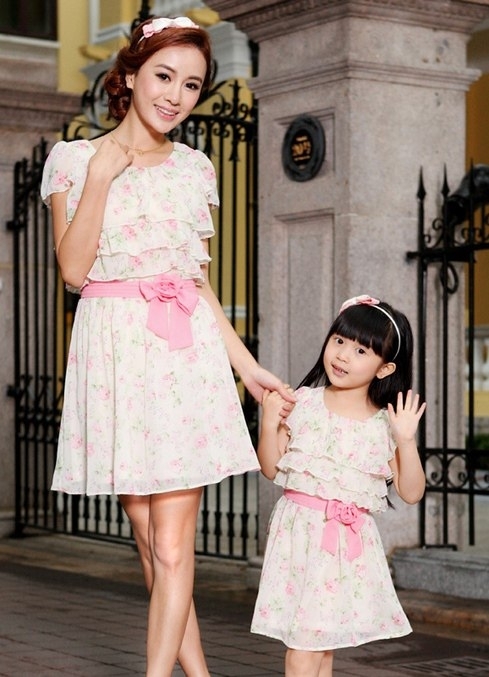 Красивые комплекты платьев для мамы и дочки.