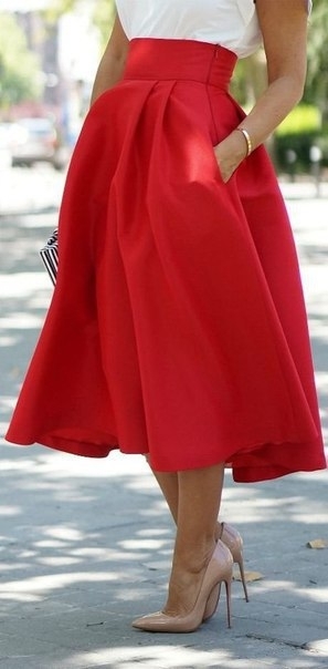 Образы с красной юбкой-колоколом.