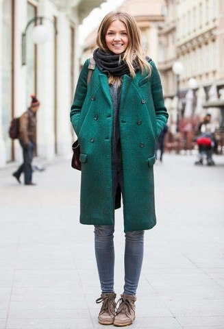 Образы с пальто насыщенного зеленого оттенка.
