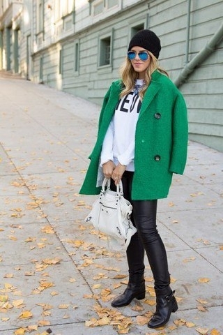 Образы с пальто насыщенного зеленого оттенка.