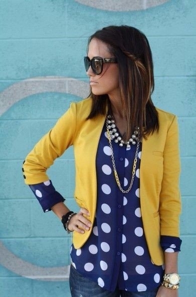 Чтобы женский желтый пиджак ужился в вашем гардеробе, следует внимательно отнестись к выбору других 