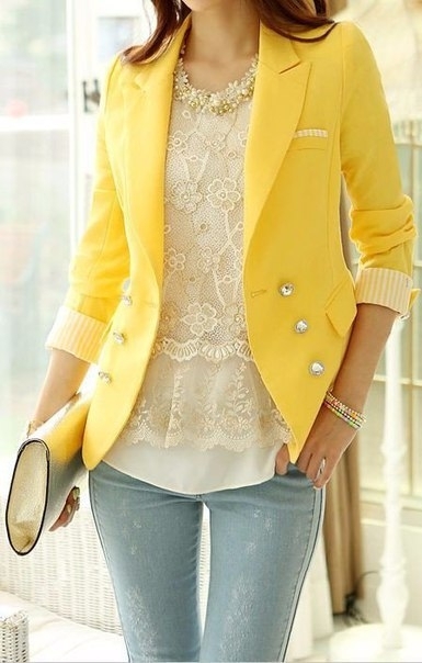 Чтобы женский желтый пиджак ужился в вашем гардеробе, следует внимательно отнестись к выбору других 