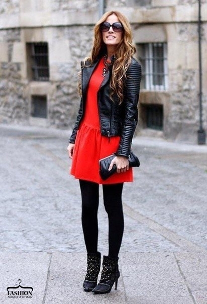 Красное платье и косуха в одном образе.