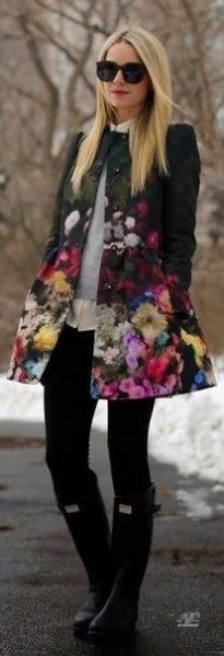 Весеннее пальто с цветочным принтом.