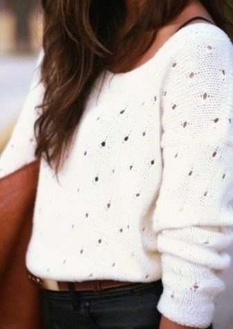 Образы со свитером с округлым вырезом.