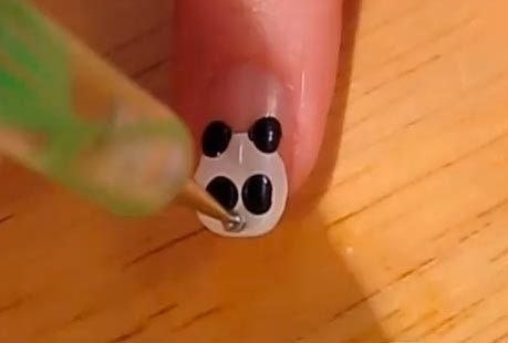 Дизайн ногтей Панда