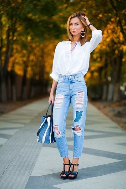 Одним из базовых элементов гардероба современной девушки можно без сомнения назвать голубые джинсы